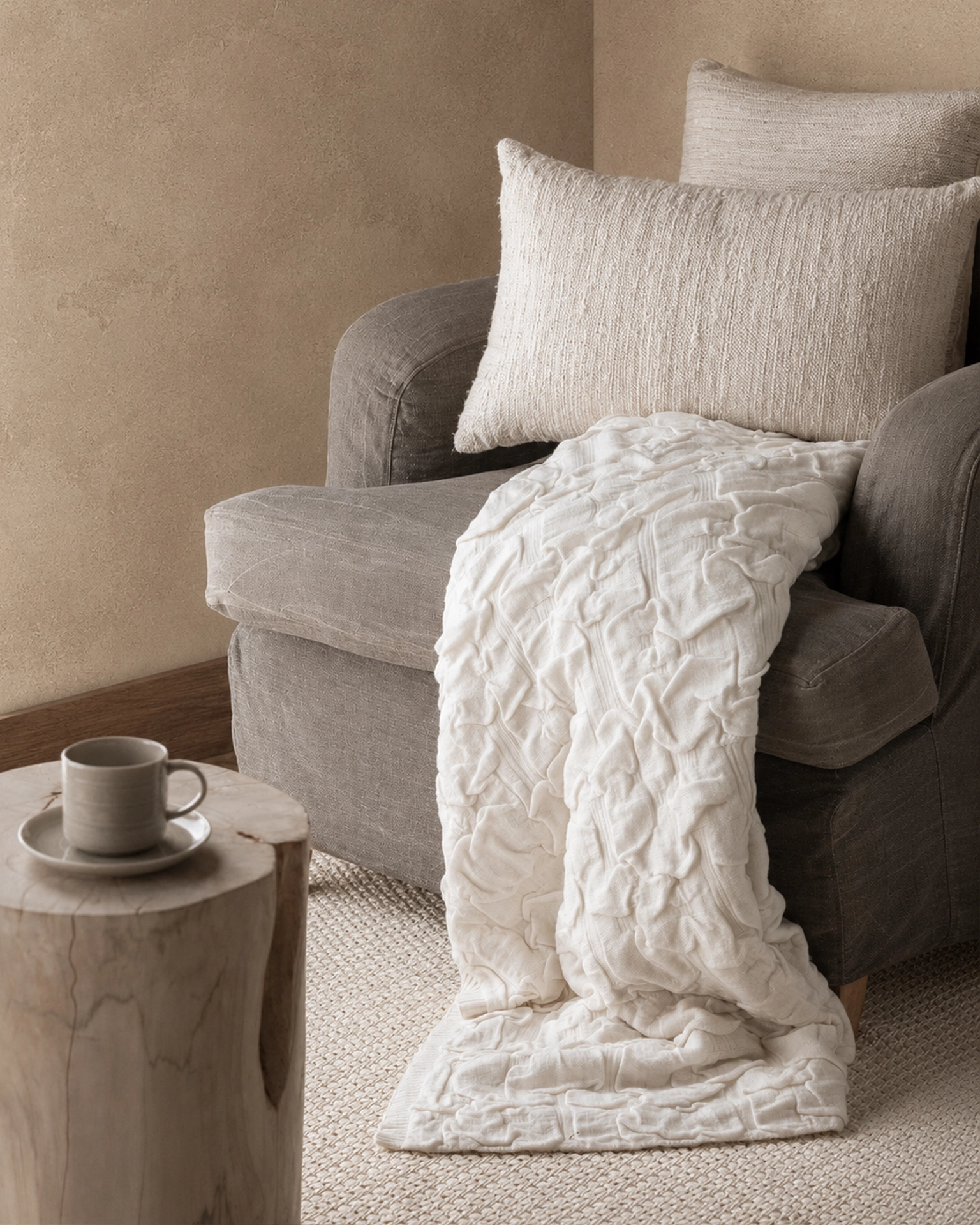 Textiles que renuevan: almohadones y mantas que tenés que tener en tu sillón